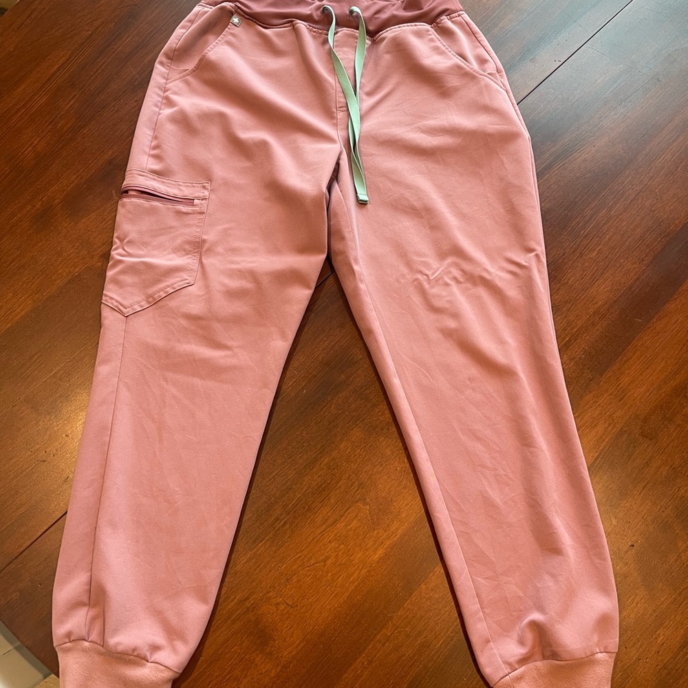 Figs Mauve scrub top (small) and jogger scrub bottoms(medium petite)